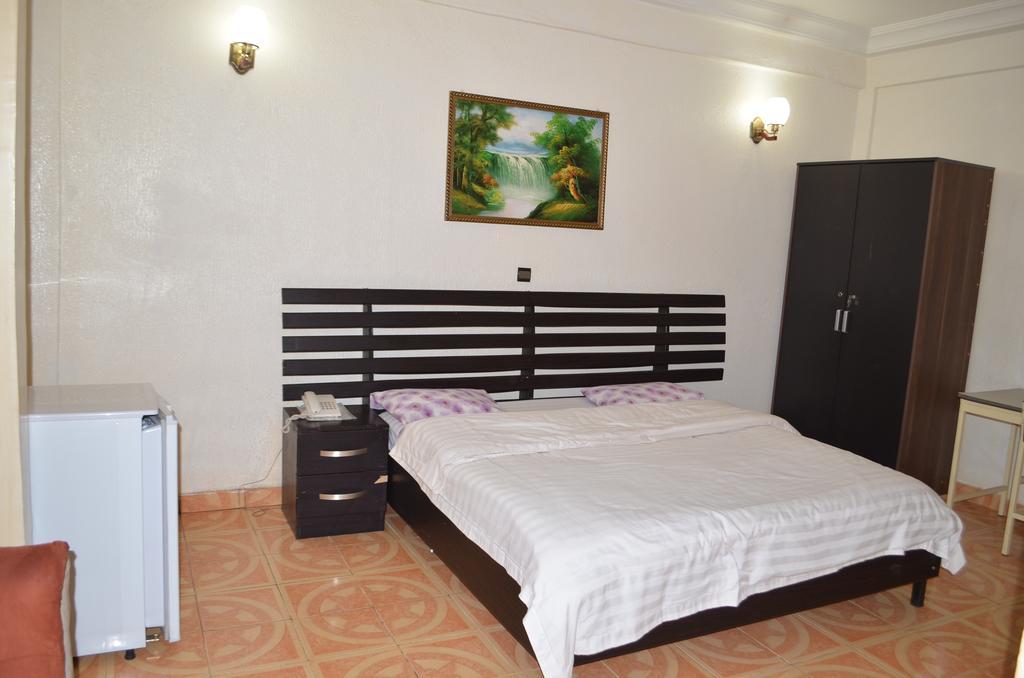 אואגדוגו Ouaga Beach Hotel מראה חיצוני תמונה