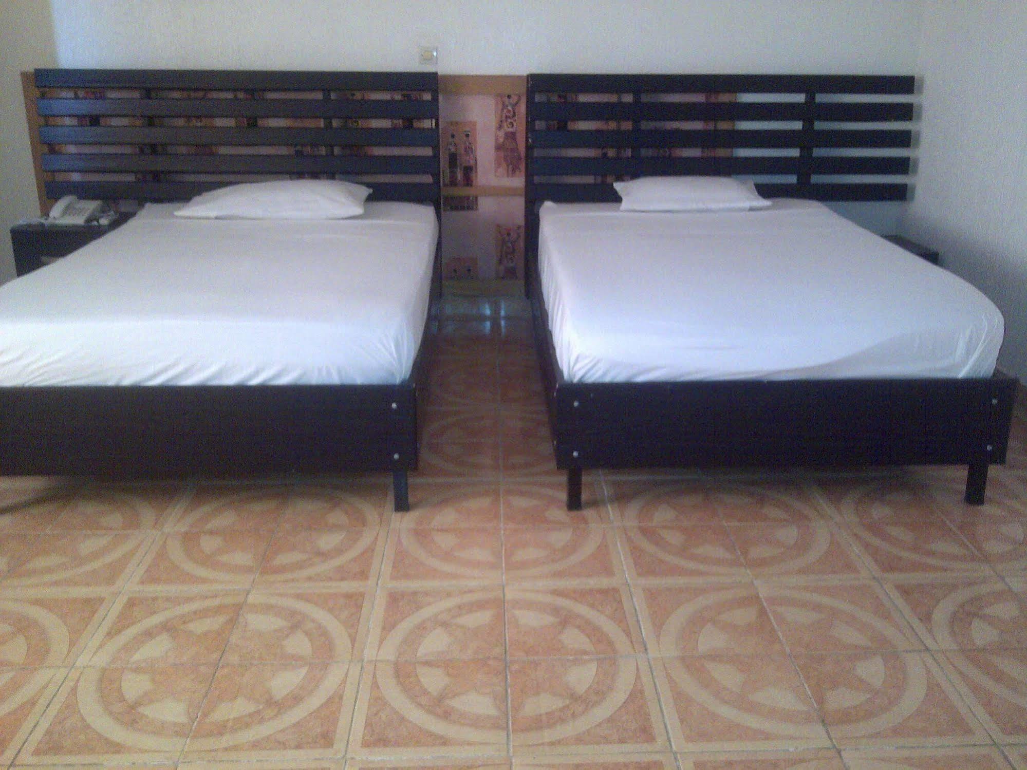 אואגדוגו Ouaga Beach Hotel מראה חיצוני תמונה
