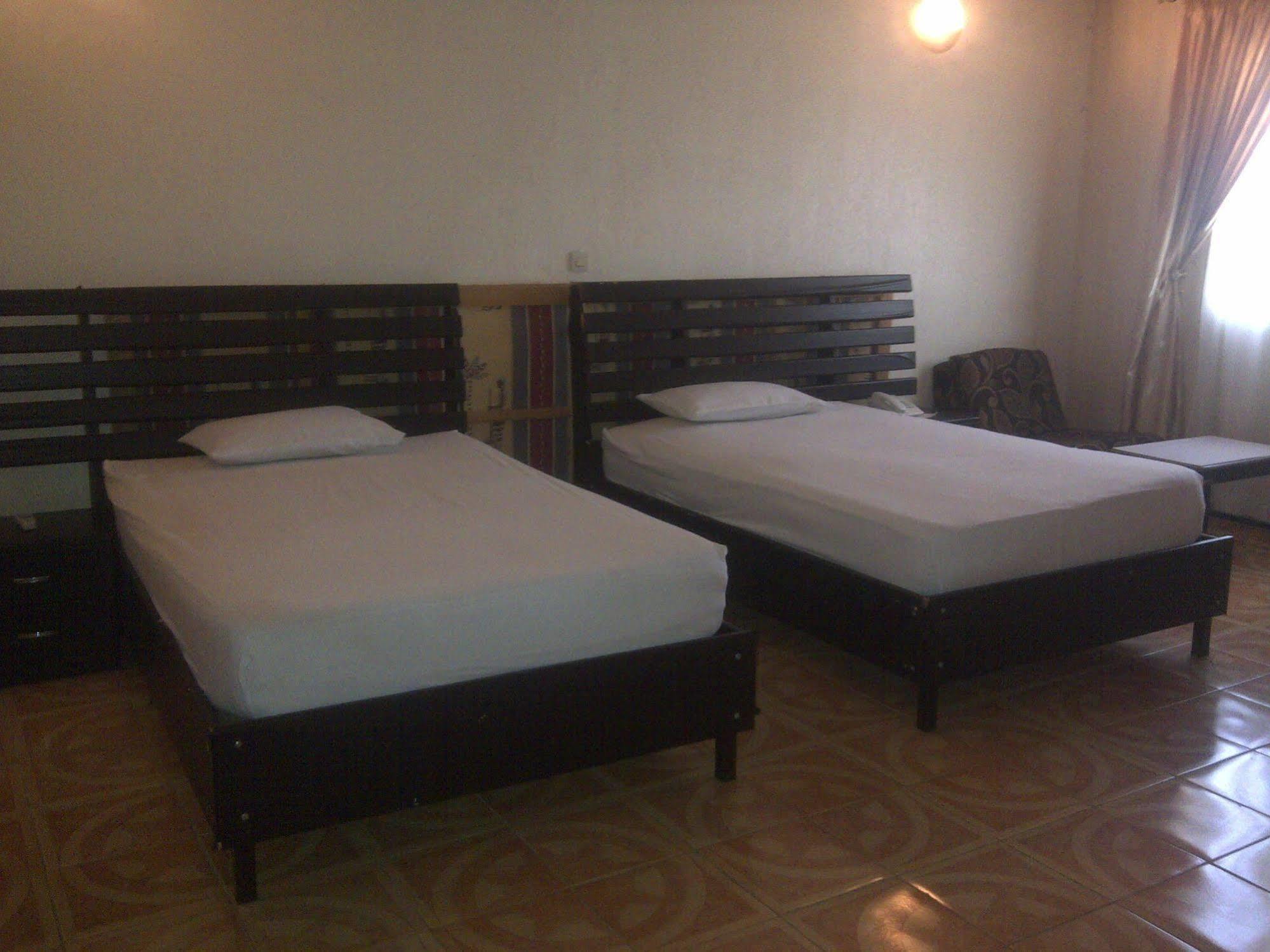 אואגדוגו Ouaga Beach Hotel מראה חיצוני תמונה